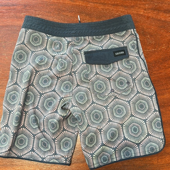 Volcom board shorts - Picture 2 of 4